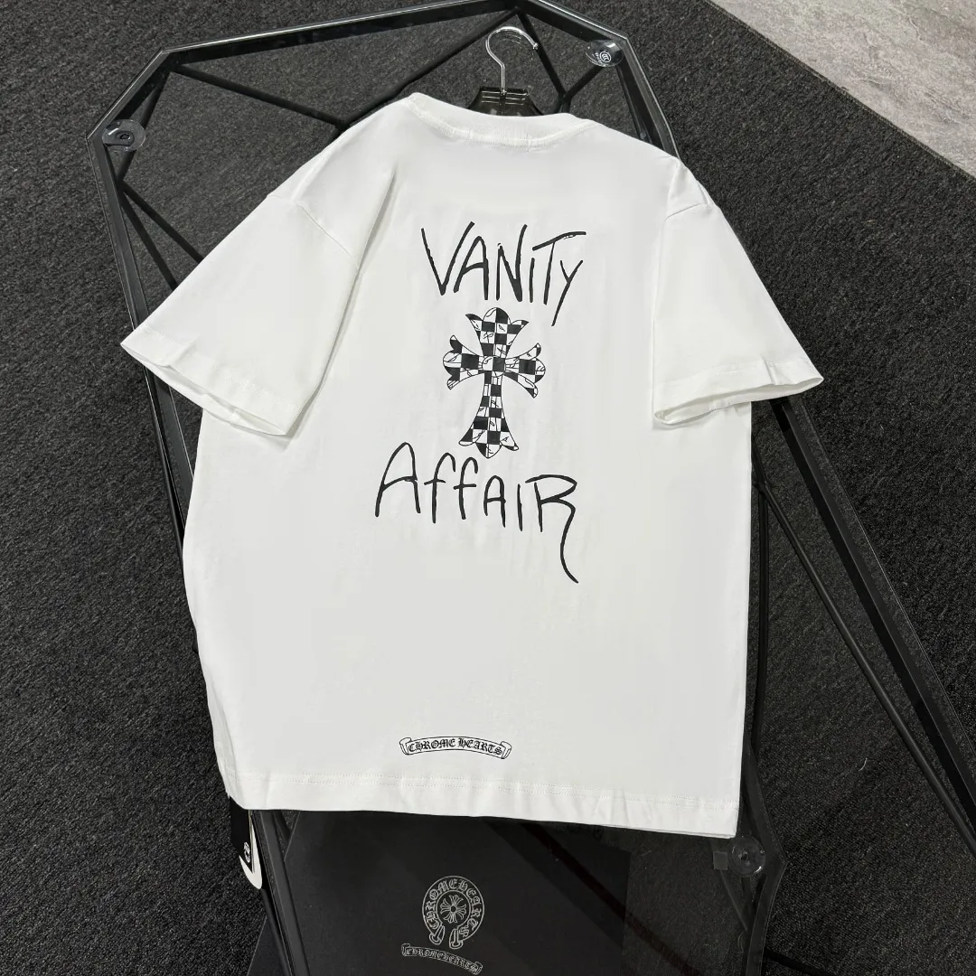 P170 Chrome Hearts Chrome Hearts 25 high version. The fabric is made of 300 grams of high-density cotton. It does not deform or shrink. It has three labels. It is the same style for men and women. Technology: digital printing. Color: white, black, pink. SIZE: S-XL